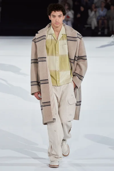 Look 16